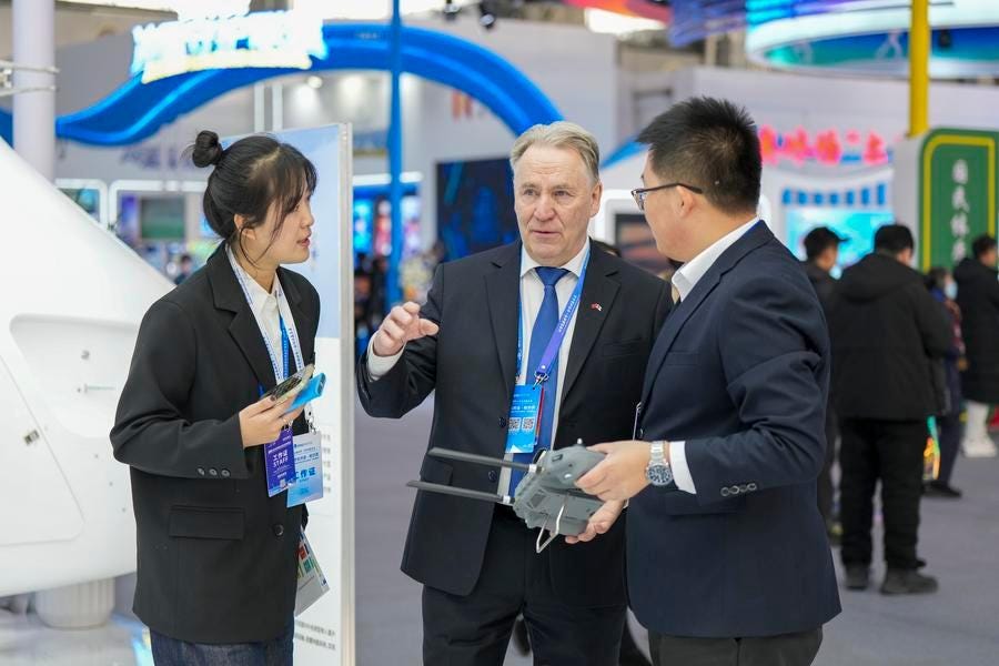 A guest © learns about an industrial-level drone at the Harbin International Ice and Snow Economy Expo 2026 in Harbin, northeast China’s Heilongjiang Province, Jan. 6, 2026. (Xinhua/Wang Song)