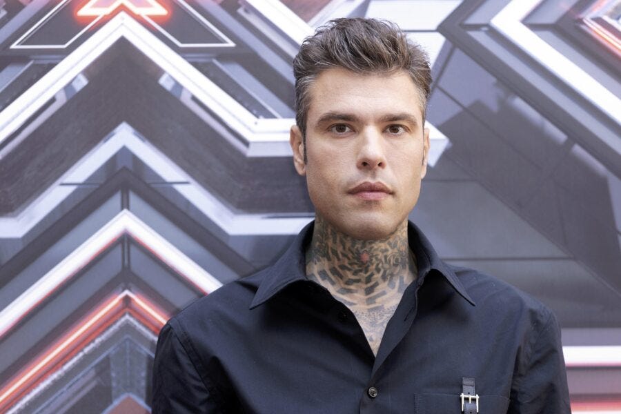 Fedez, applaudito dai giovani di Forza Italia, attacca Sala ed elogia Silvio Berlusconi