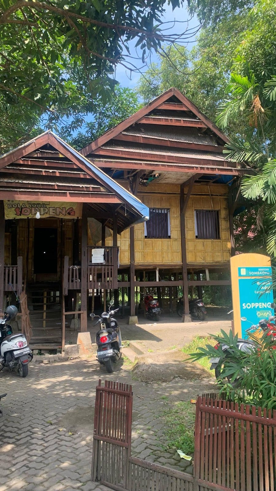 Gambar 2. Motor yang terparkir dibawah kolong rumah adat, Sumber : Data pribadi