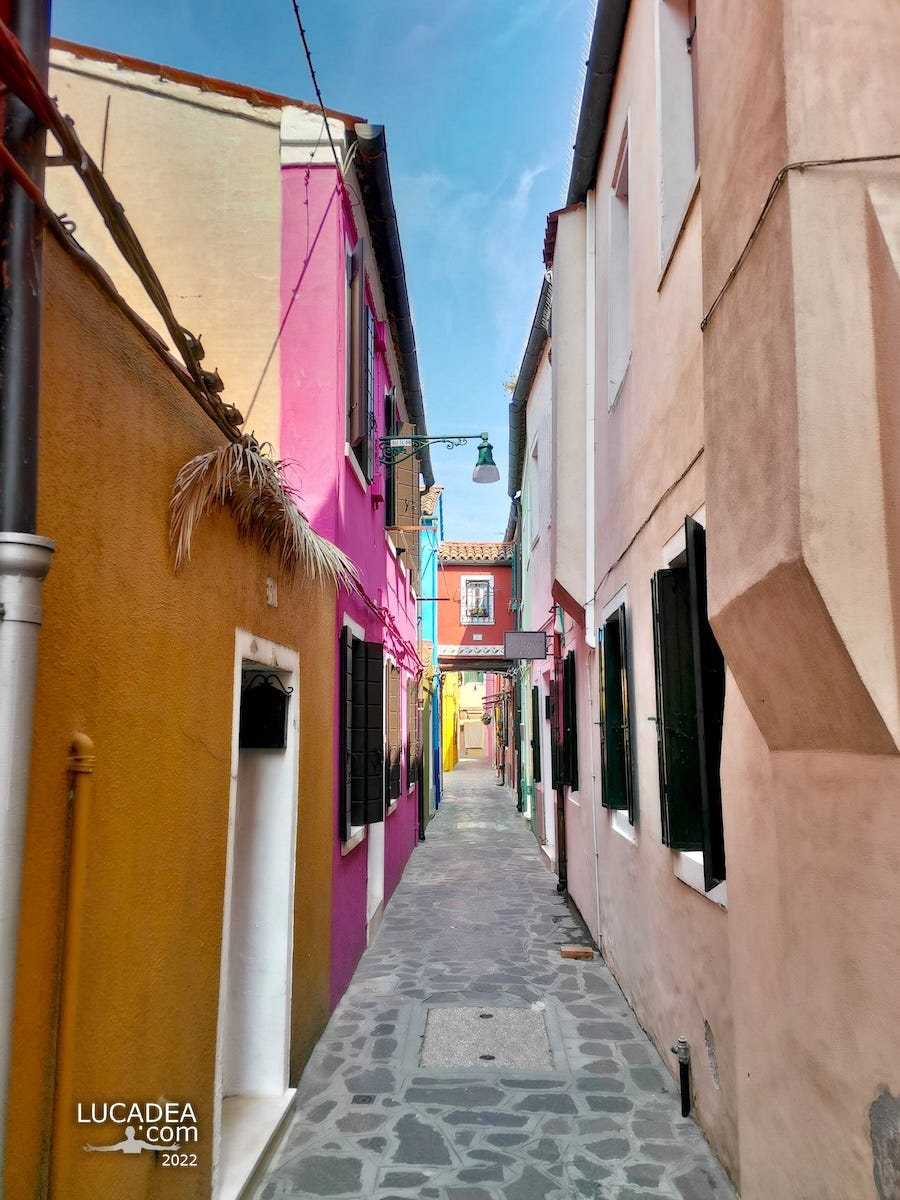 Un vicolo del colorato borgo di Burano