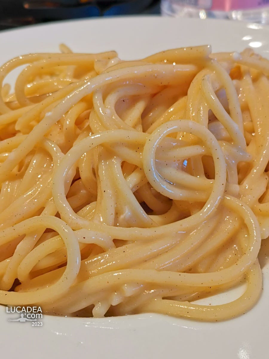Un piatto di spaghetti cacio e pepe gustati in nave