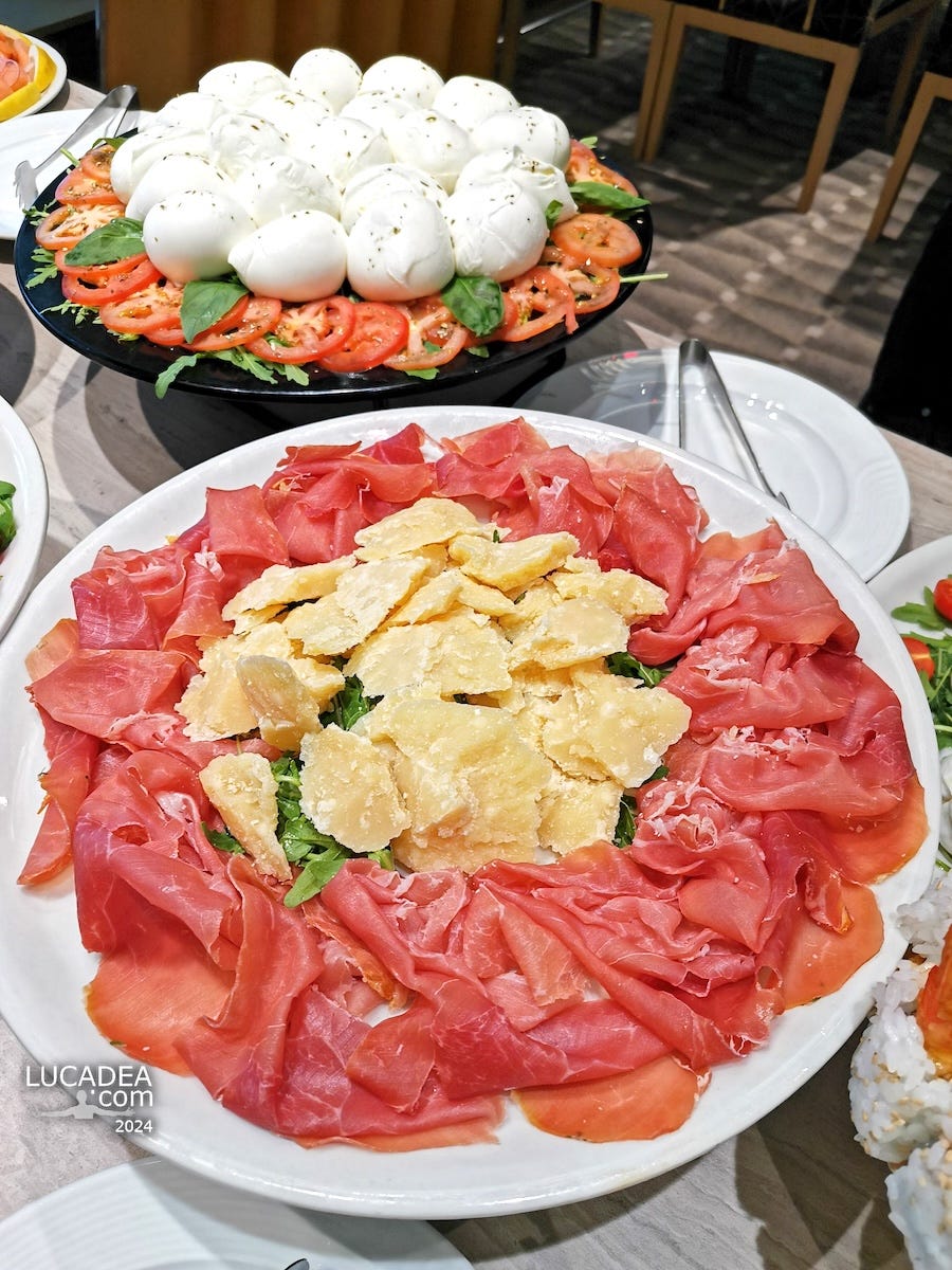 Un bel piatto di prosciutto crudo e grana