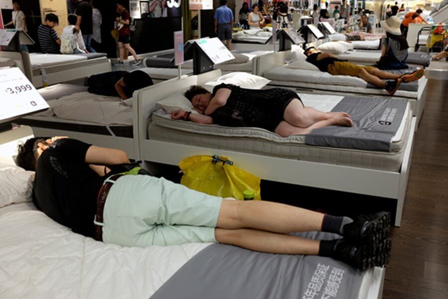 En Chine, la sieste à beau être un droit constitutionnel, les petits sommes bien installés sur les matelas d’Ikea sont désormais prohibés. Source : VGC
