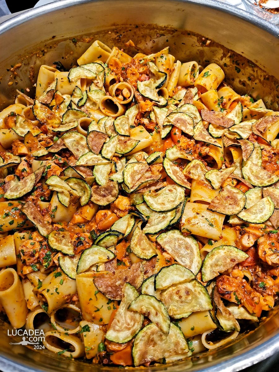 Paccheri con aragosta, pomodorini e zucchine, la ricetta