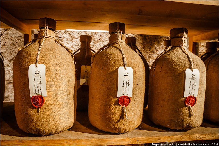 перевоз алкоголя ручной кладью в самолете. упаковка для спиртного в самолет. провоз алкоголя в самолете. нормы провоза алкоголя в багаже самолета. спиртное в багаже самолета.