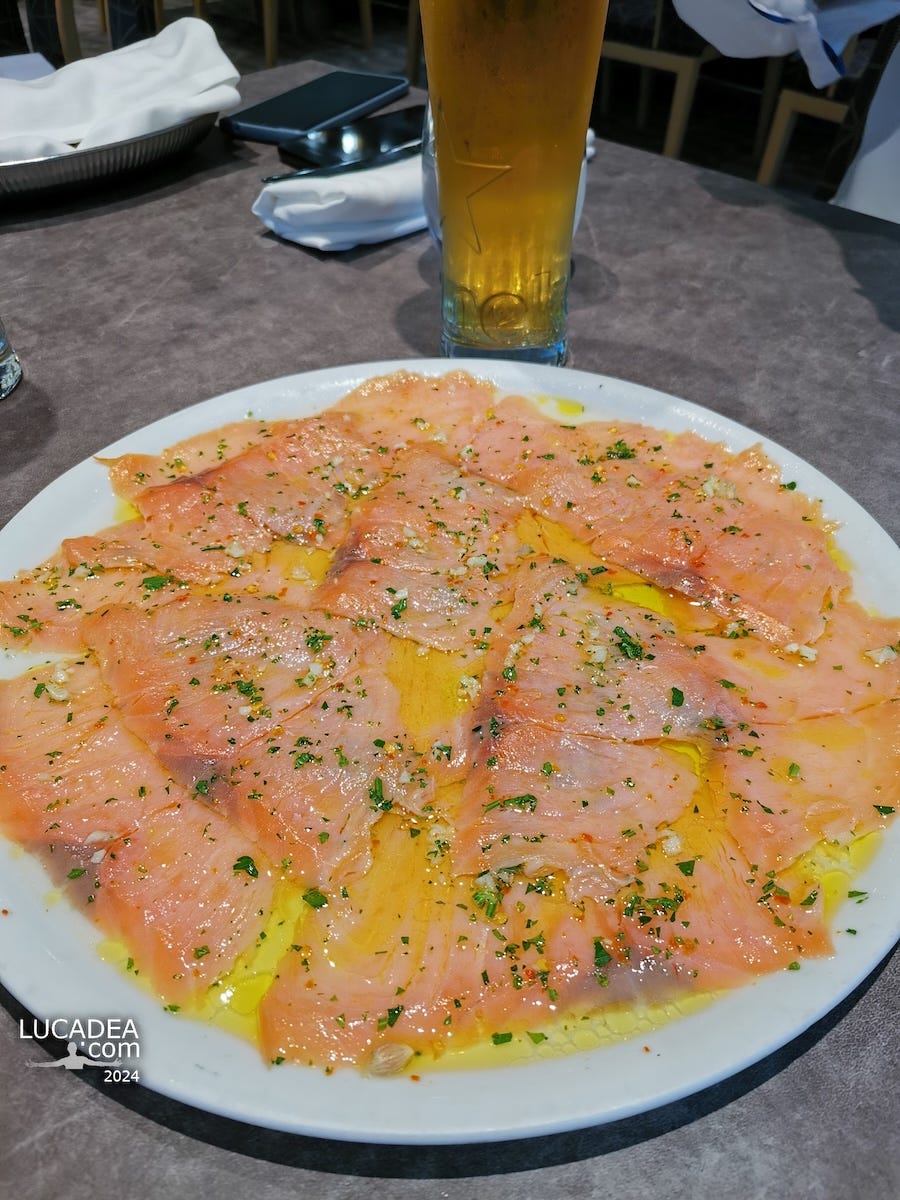 Un bel piatto di salmone marinato