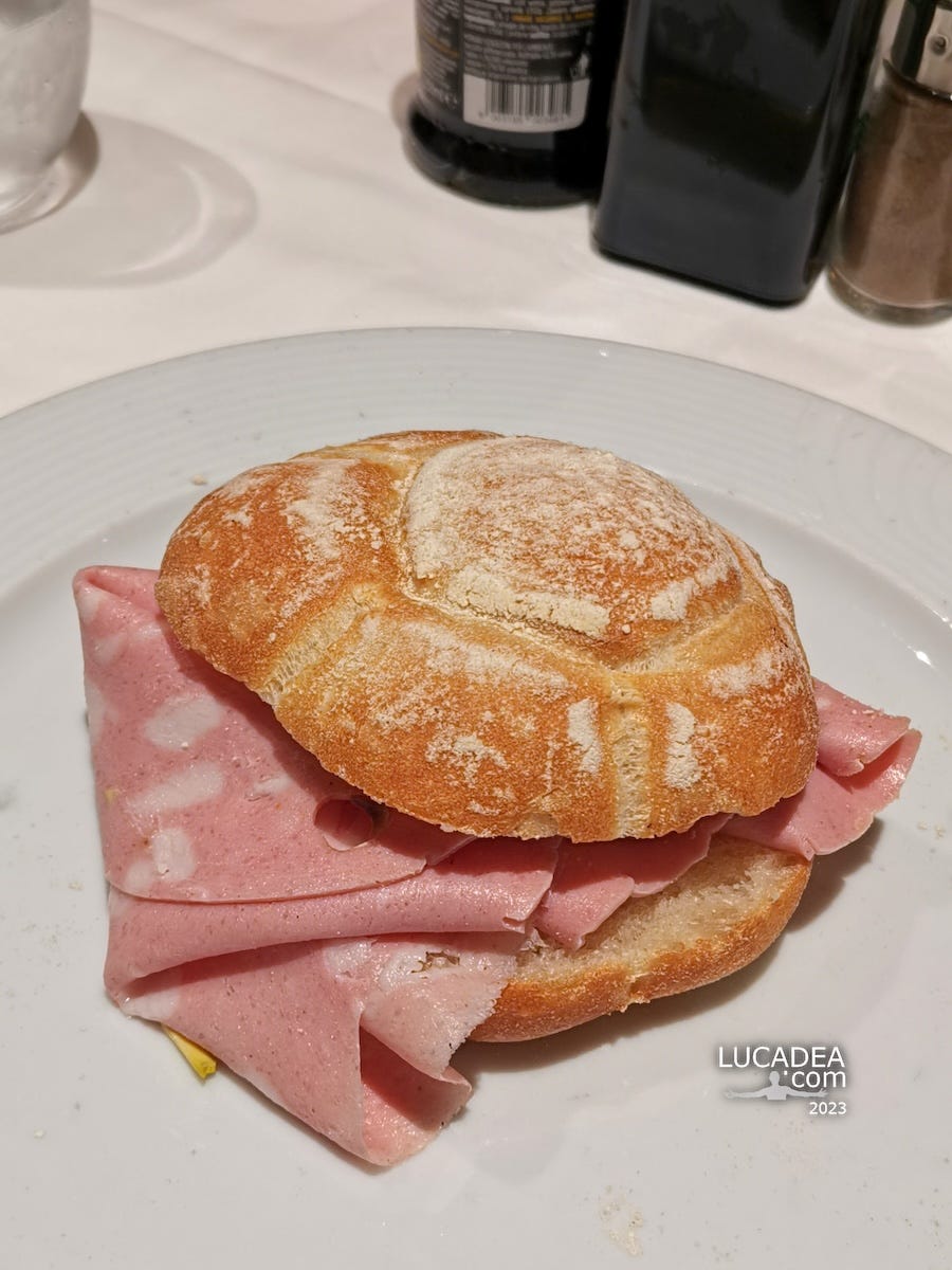 Una ottima michetta con la mortadella