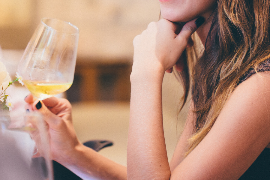 Como as mulheres podem treinar seu nariz para sentir os aromas dos vinhos  em 45 dias (e também aprender a degustar com prazer!) | by Lylian Loureiro  | Medium