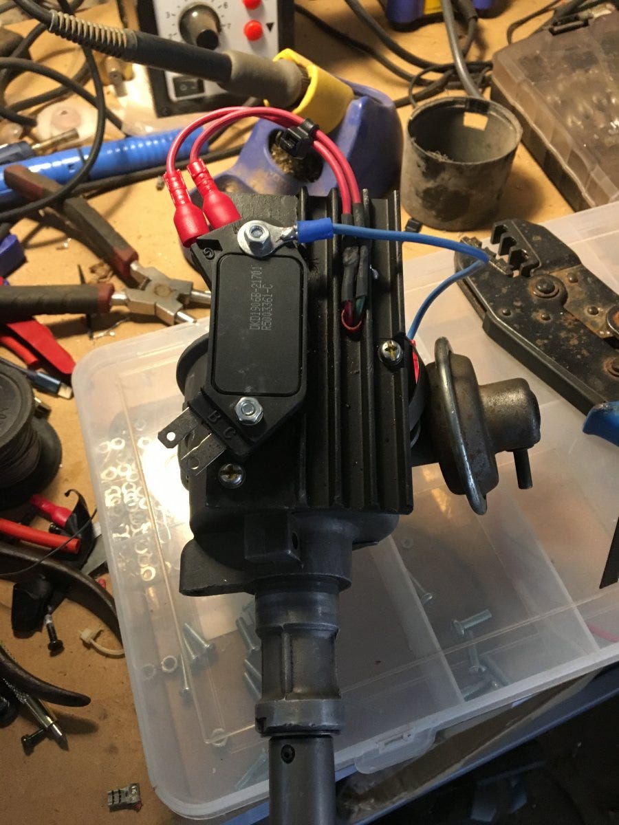 A custom heatsink mounted to an original datsun distributor. The HEI module is then attached to the heatsink.