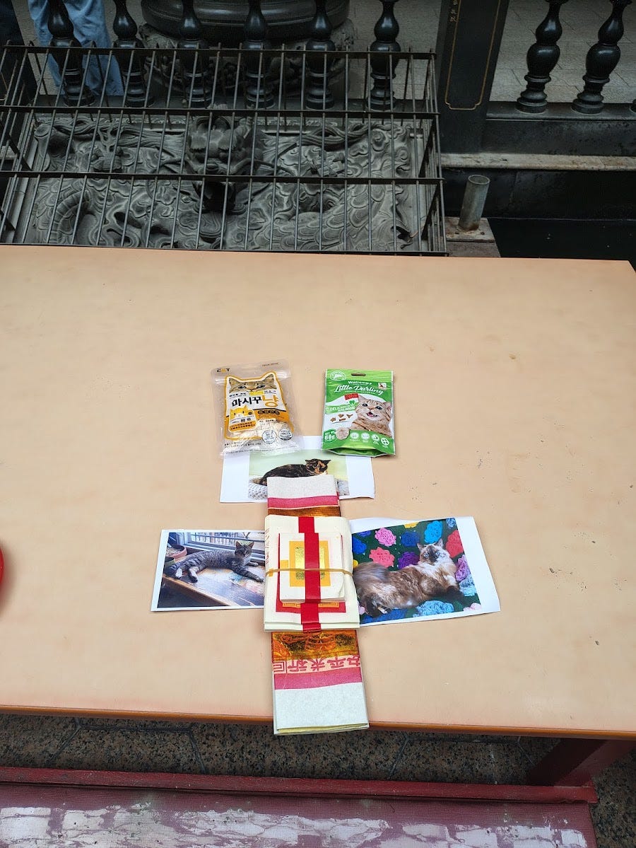 Making offerings to the gods at Sanchong Yitian Temple