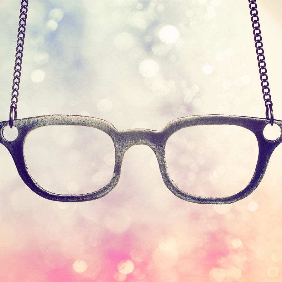A Esperança De Óculos. Você já prestou atenção em Casa do… | by Glauco  Lessa | Para O Bem Da Verdade | Medium