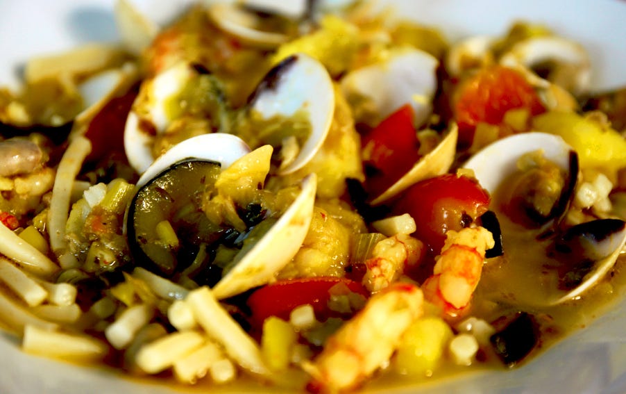 Pasta in brodo di pesce e verdure, con vongole e gamberi