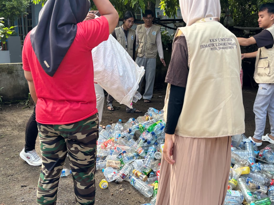 Kota Pelajar Darurat Sampah : Mahasiswa UMY Berdayakan Warga Kelola Sampah dengan Langkah Cerdas