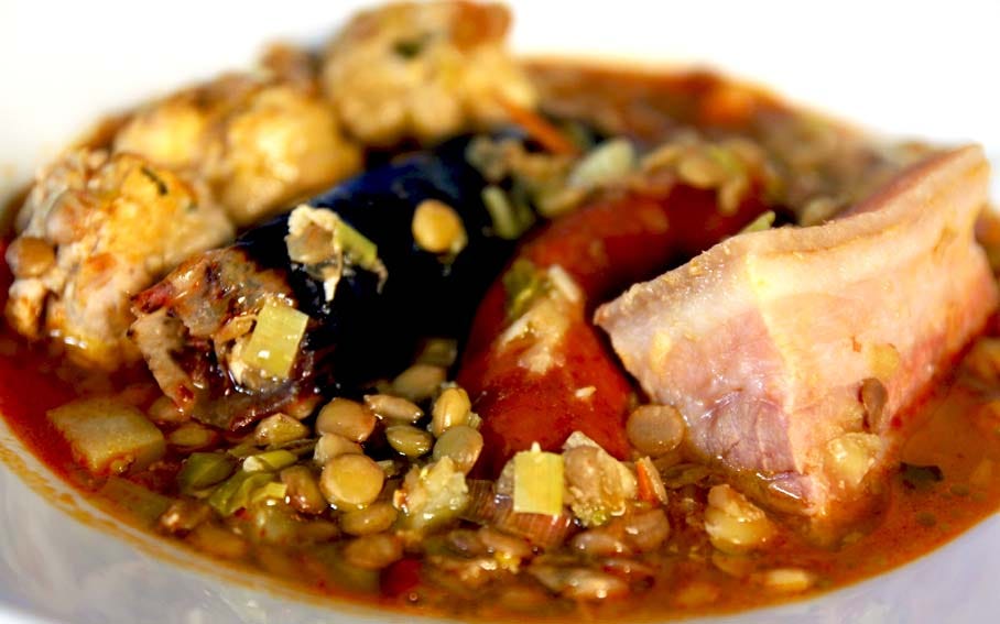 Zuppa di lenticchie con polpette di vitello, pancetta stufata, chorizo