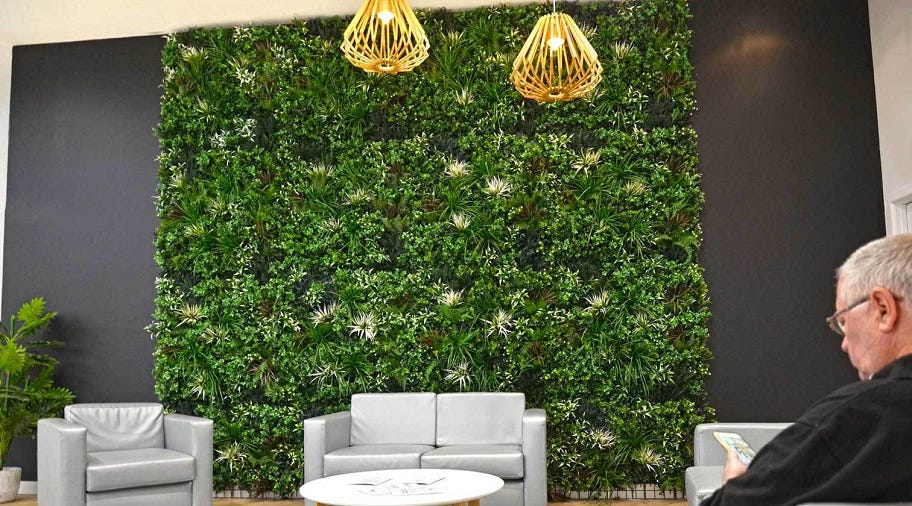 Artificial green walls, vertical gardens and fake hedges that impress