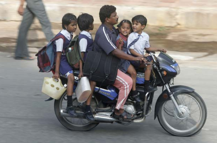 Можно возить ребенка на мотоцикле. Мотоцикл для детей. Мопед для детей. Мопед в Индии. Школьник на мопеде.