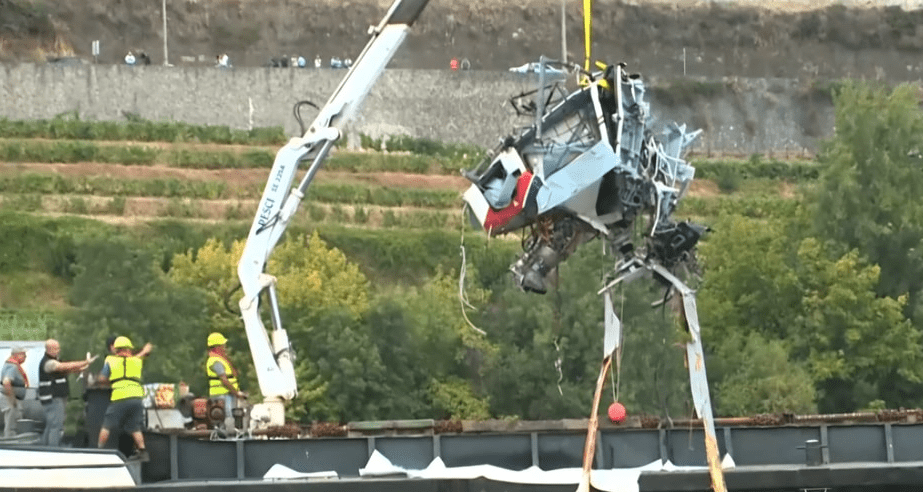 Operação de remoção de helicóptero no Douro entra em fase crítica com buscas subaquáticas