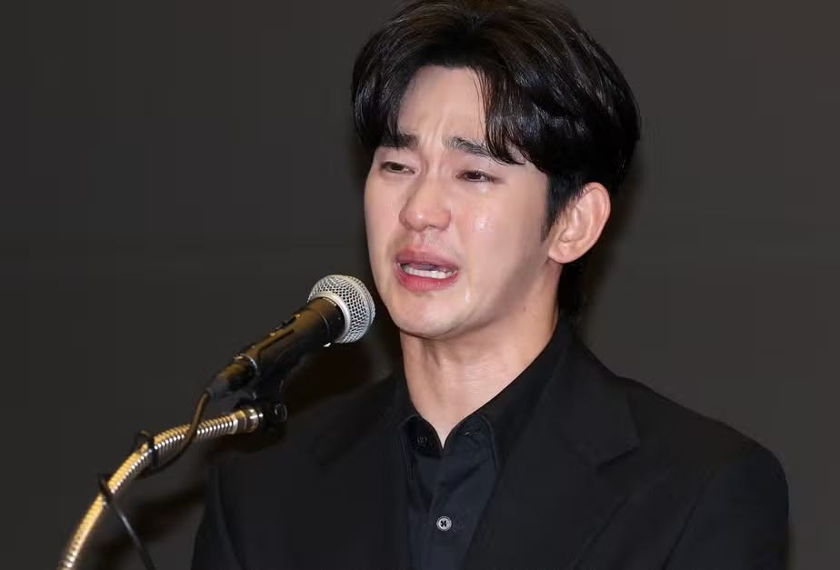 Kim Soo-hyun chora em coletiva e nega acusações sobre Kim Sae-ron