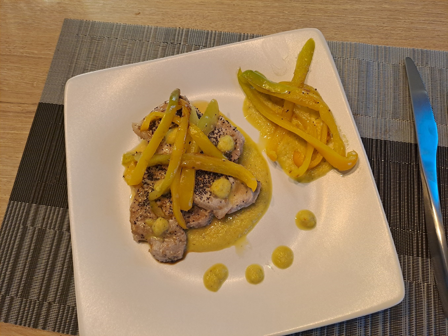 Bistecca di maiale glassata al miele su coulis di peperoni con peperoni croccanti