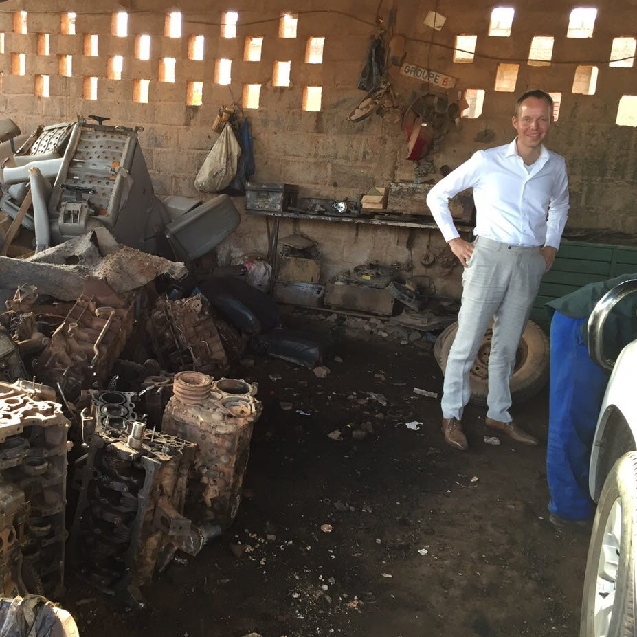 Naar de garage in Ouagadougou. Ik rij in een monsterlijk grote auto