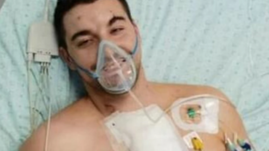 Pevač uboden nožem u srce, lekari ga oživljavali, sada se oglasio i poručio ovo