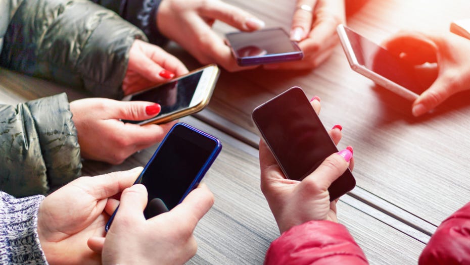 Ruskim učenicima zabranjena upotreba mobilnih telefona na časovima