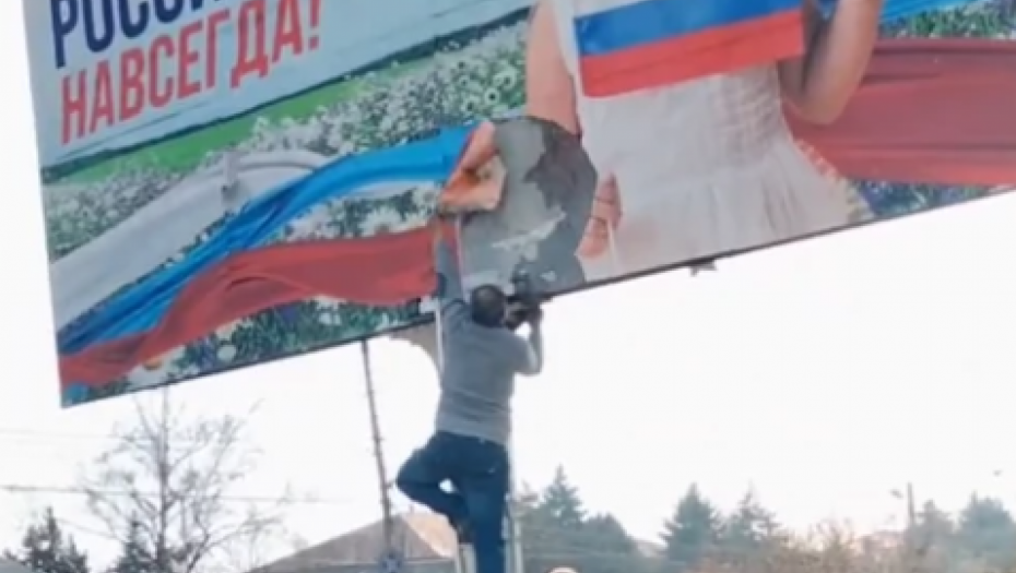 UKRAJINCI UŠLI U HERSON Ljudi skidaju bilbord “Rusija je ovde zauvek” (VIDEO)