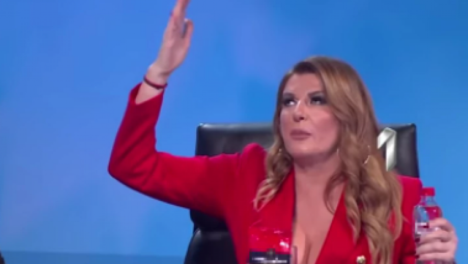 Viki isturila bujne grudi, sve oči uprte samo u nju!