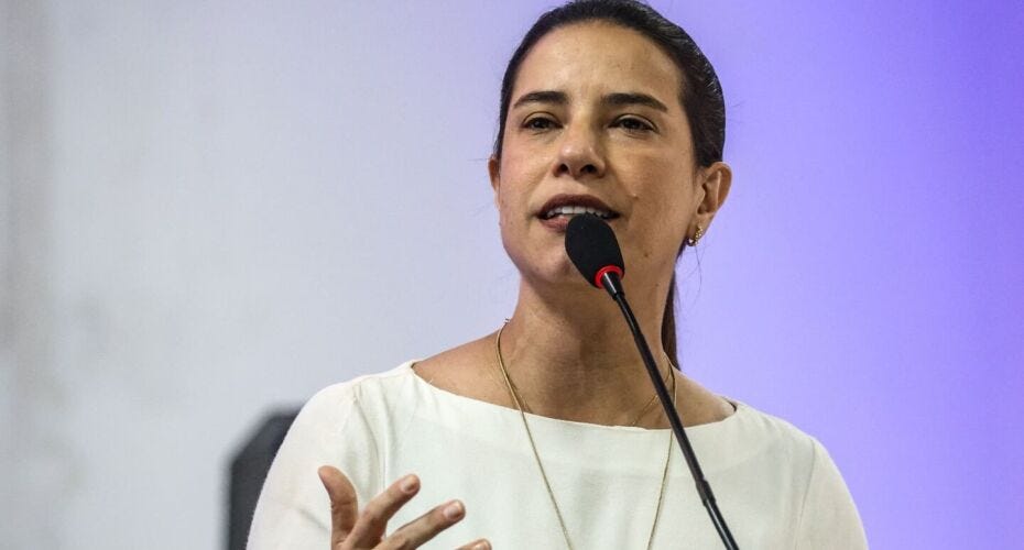 RAQUEL LYRA REFORÇA LIDERANÇA POLÍTICA E PARCERIAS COM MUNICÍPIOS EM SEMINÁRIO COM PREFEITOS.