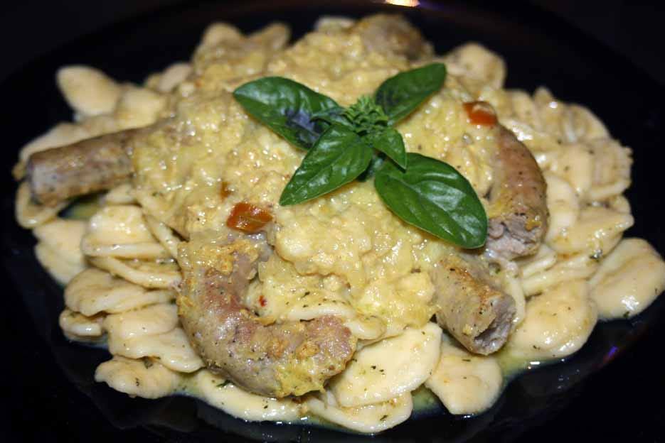 Orecchiette al pesto di basilico e mandorle con ragù bianco di salsiccia di vitello, cipolle dolci…