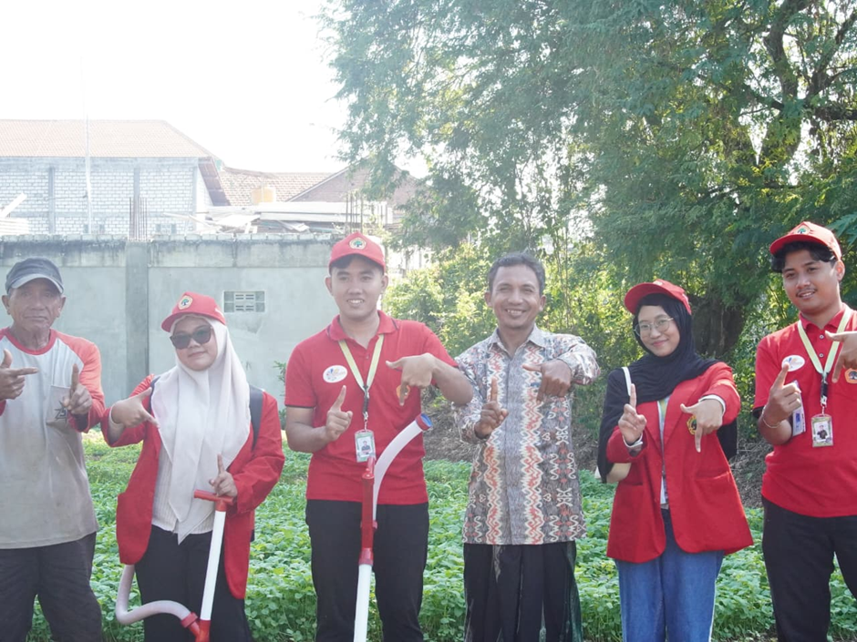Untag Surabaya Community Service Program Students Develop a Fertilizer Spreader for Farmers in…