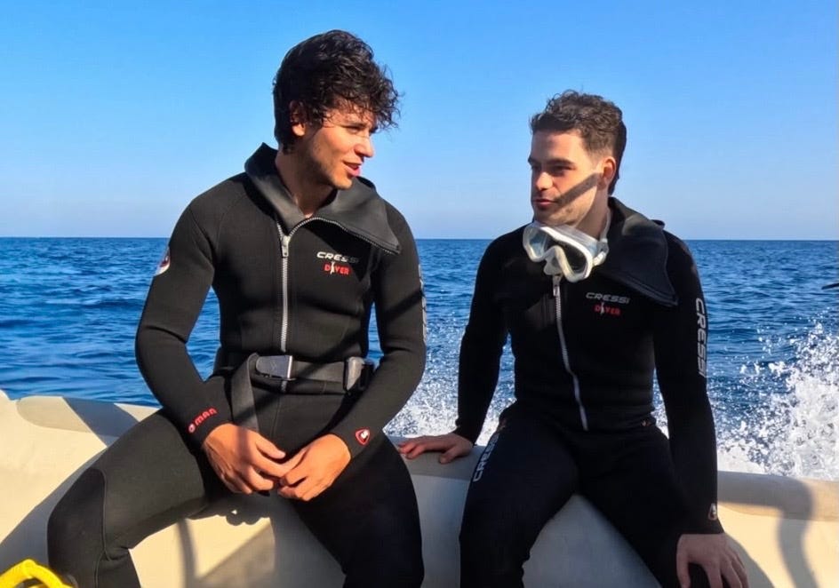 Tragedia bajo el mar: Dos buzos del Estado salvan la vida de un joven tras quedarse sin oxígeno…