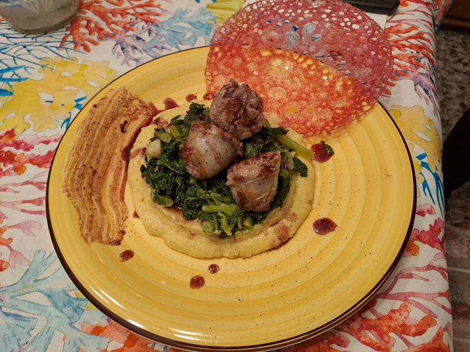 Salsiccia e rapini, su letto di polentina con riduzione al vino rosso e cialda corallo