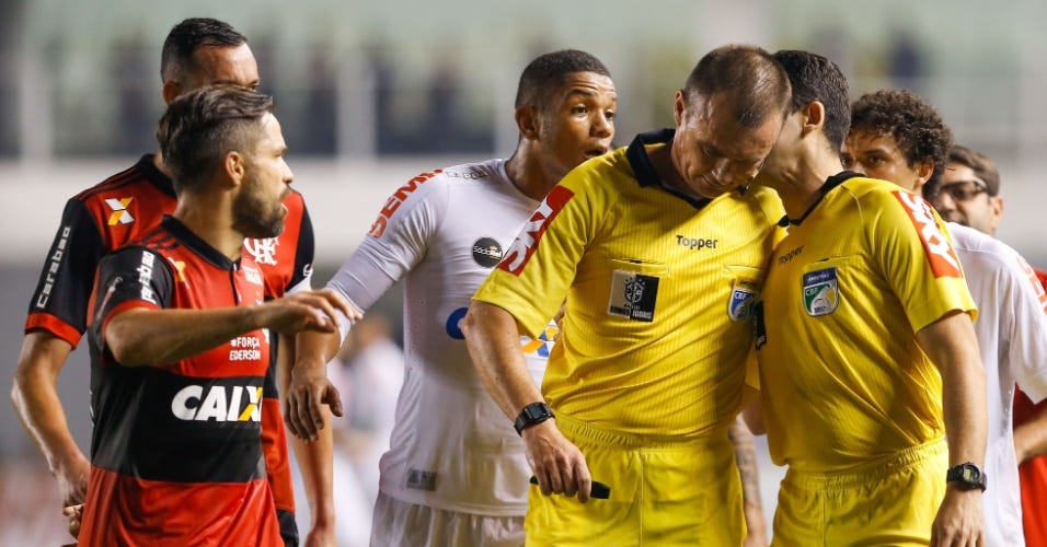 Com polêmicas de arbitragem, Flamengo vence o Santos no último