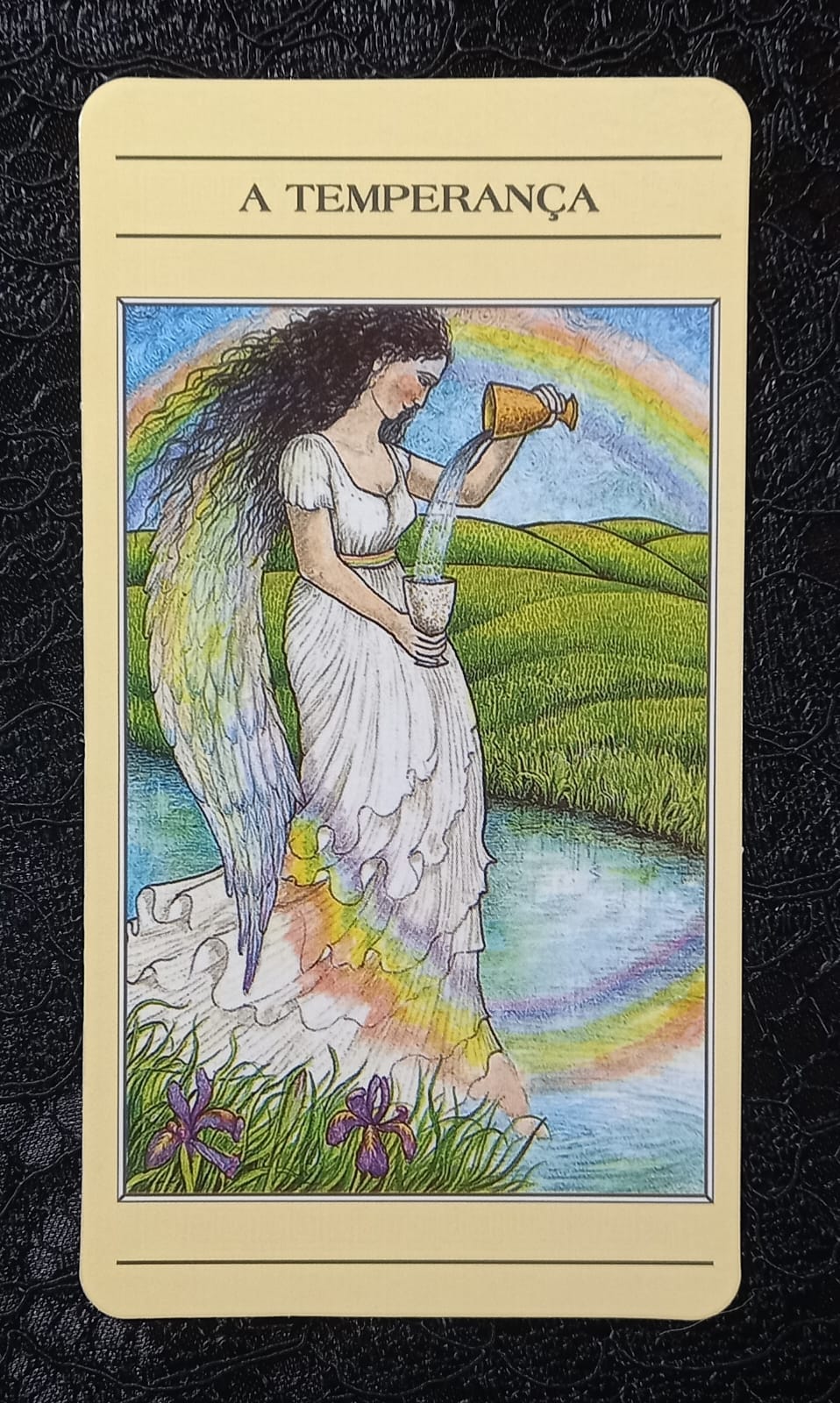 Vocês confundirão um nome: “Iris”, dá-se epíteto “a Deusa grega” ou ‘apenas’, minha filha.