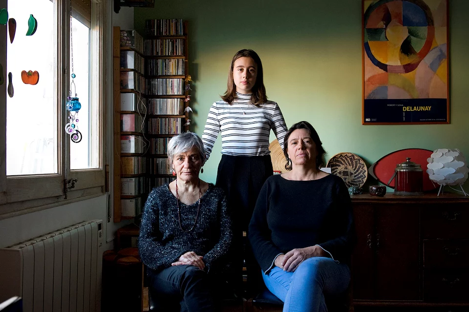 Famílies. La Nicky i la Roser són amigues. La… | by Ramon Casanova | Medium