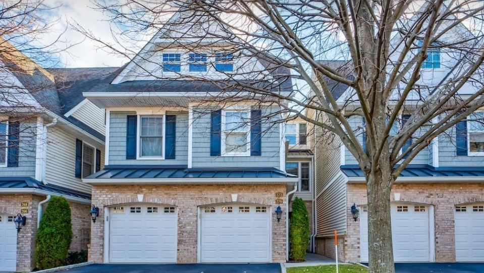 Meadowbrook Pointe Condos 2Bedroom Condo at 272 Roosevelt Way