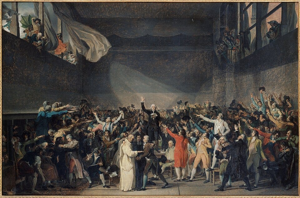 Tennis Court Oath (Serment du Jeu de Paume) yang berlangsung pada 20 Juni 1789 merupakan salah satu peristiwa penting yang menandai awal Revolusi Prancis. Setelah ruang sidang mereka dikunci atas perintah Raja Louis XVI, para anggota Majelis Nasional (National Assembly) berkumpul di sebuah lapangan tenis dalam ruangan (jeu de paume) di Versailles. Di sana mereka bersumpah tidak akan membubarkan diri sebelum berhasil menyusun dan menetapkan konstitusi baru bagi Prancis. Sumpah ini menunjukkan tekad wakil rakyat untuk membatasi kekuasaan absolut raja dan menegaskan bahwa kedaulatan negara berada di tangan rakyat, sehingga menjadi langkah awal menuju lahirnya monarki konstitusional di Prancis. https://commons.wikimedia.org/wiki/File:Serment_du_Jeu_de_Paume_-_Jacques-Louis_David.jpg