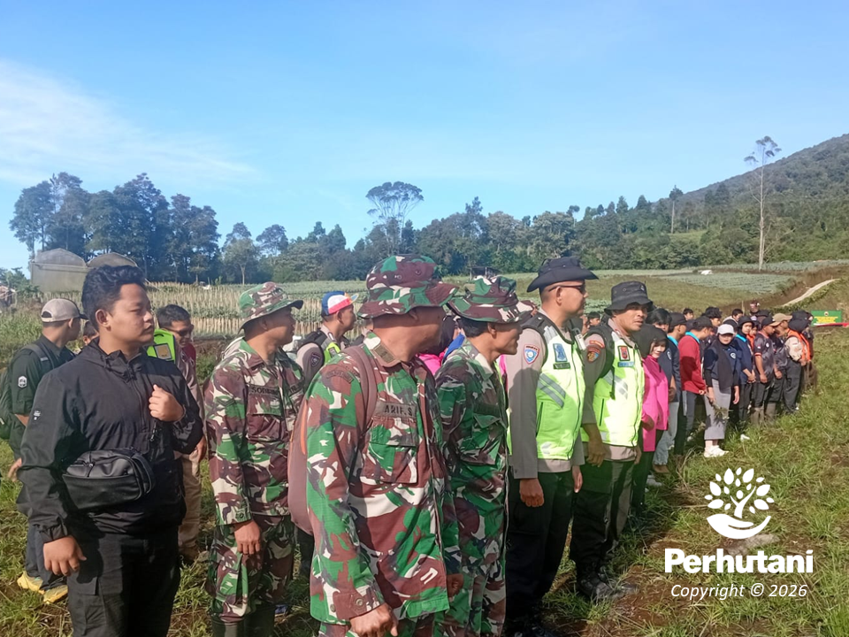 Perhutani dan Polsek Karangreja Kolaborasi Menanam, Pulihkan Lanskap Hutan Serang
