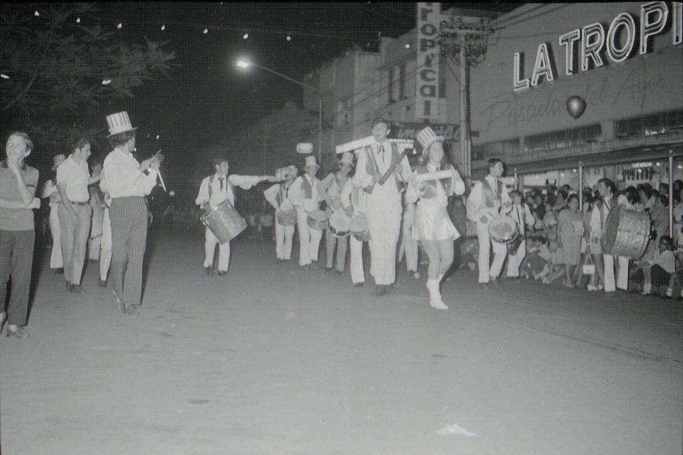 Desfile del Colegio Nacional por calle Bolívar, en la década de 1970. Foto gentileza de “Posadas del Ayer”