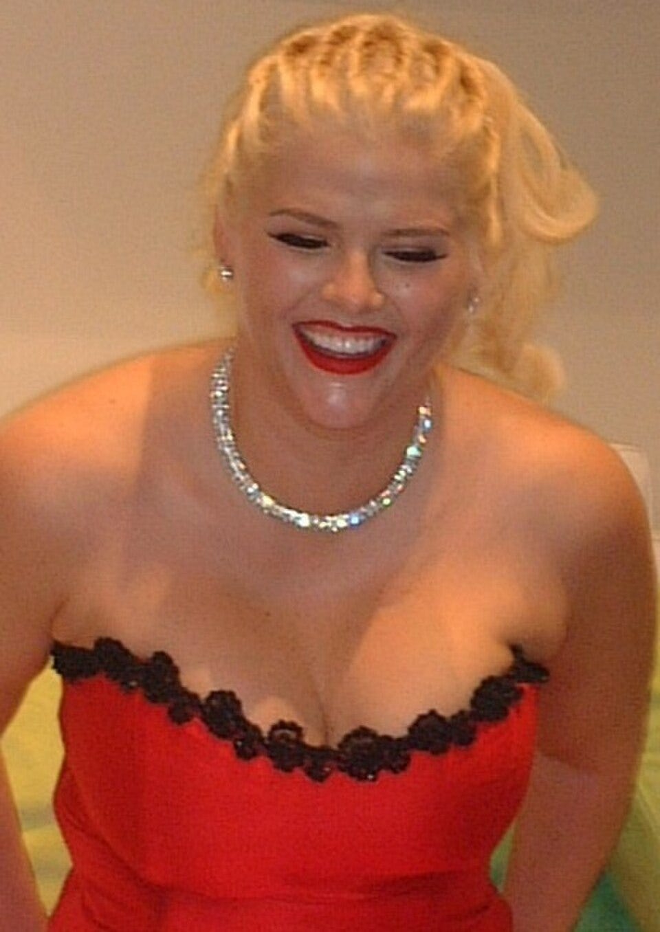 Anna Nicole Smith -doggiesrule04, CC BY-SA 2.0 <https://creativecommons.org/licenses/by-sa/2.0>, via Wikimedia Commons