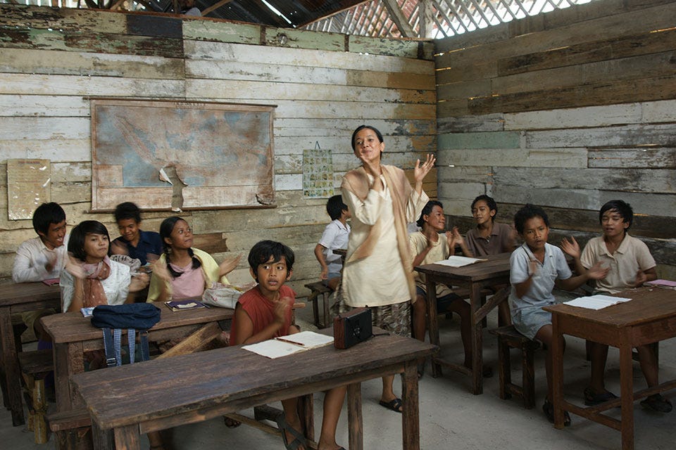 Laskar Pelangi (2008), Mengintip Cahaya yang Masuk Lewat Atap yang Bocor