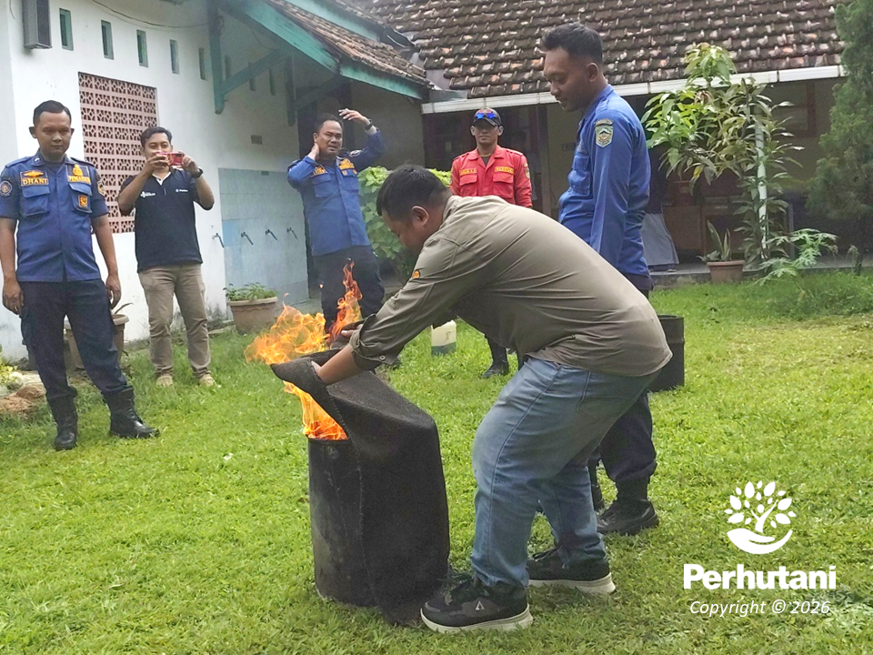 Bulan K3 Nasional, Perhutani KPH Banyumas Timur dan Damkar Purwokerto Latih Karyawan Sigap Hadapi…