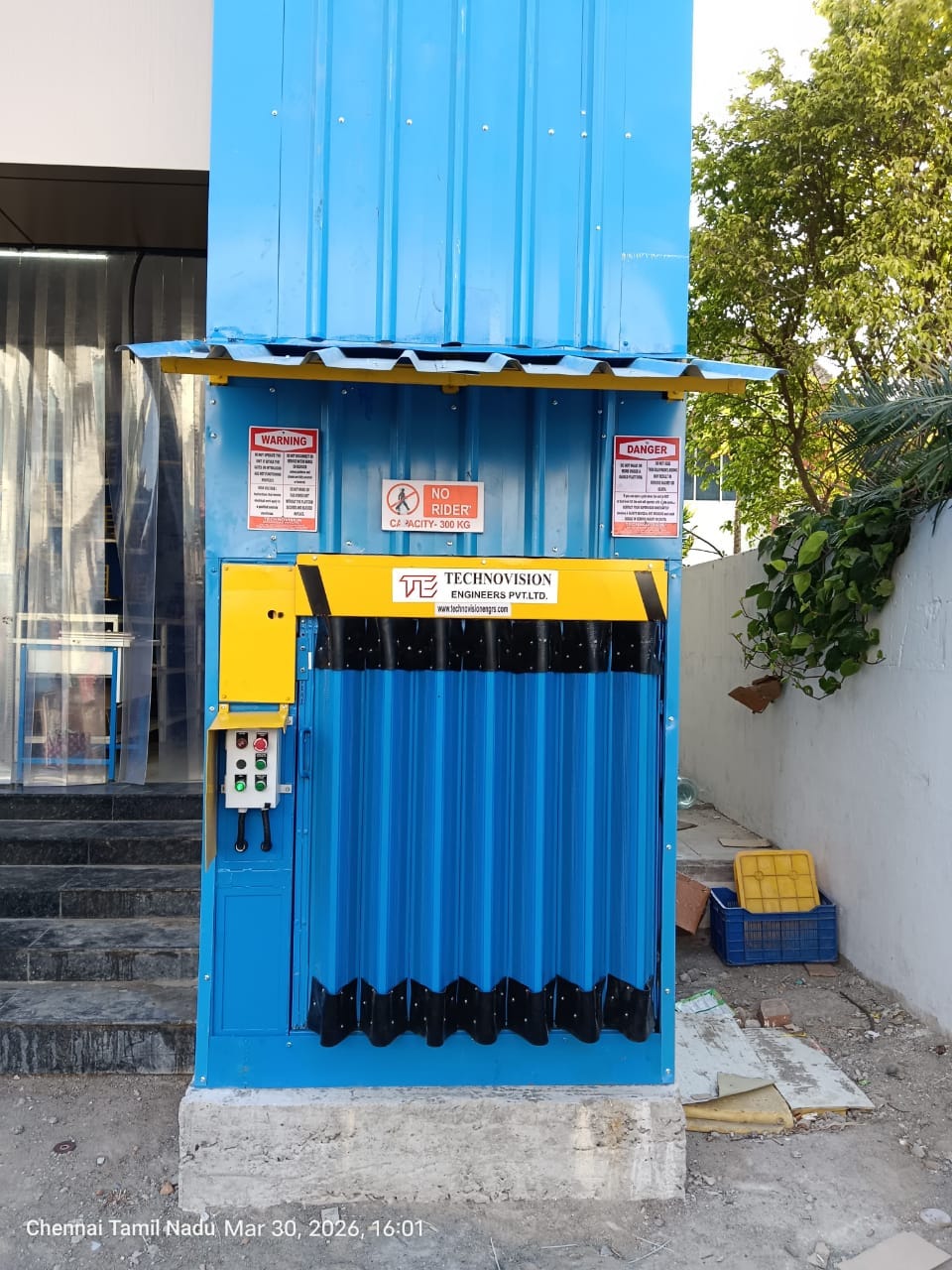 Can You Install an Industrial Lift Outdoors? Here’s What Actually Changes in the Design