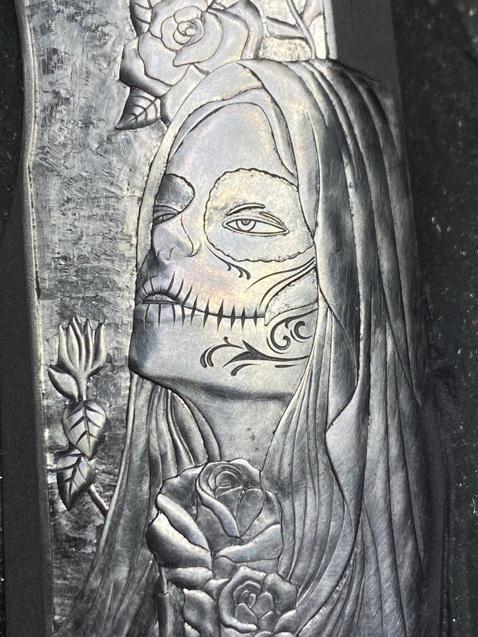 Noblie Custom Knives: From Flat Titanium to Living Relief — Hand-Engraving Stages on a Knife Handle