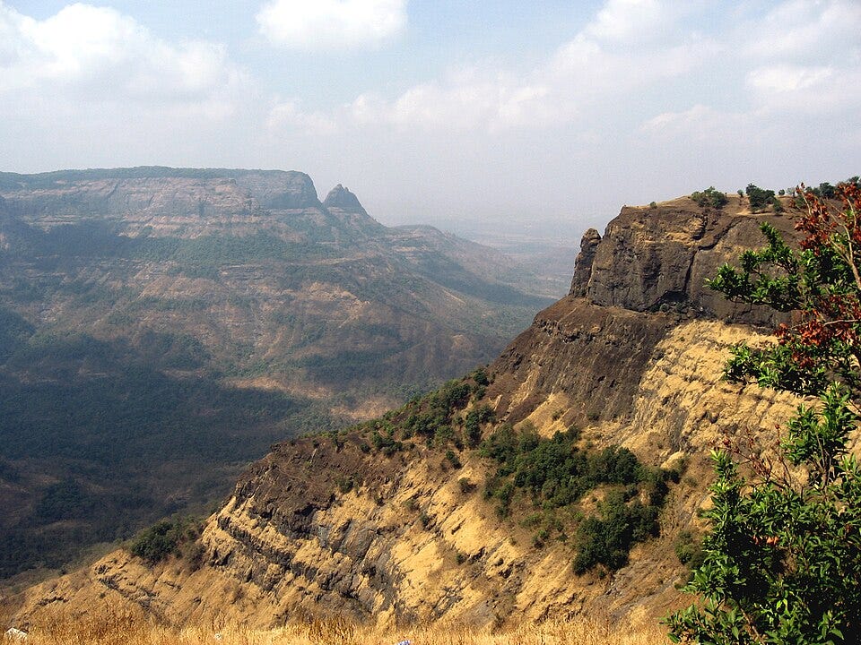 Western Ghats hills at Matheran, Maharashtra (India), part of the ancient Deccan Plateau margin. The Western Ghats represent one of the oldest mountain chains in India and are closely linked to the geological evolution of the Deccan Traps volcanic province, which played a major role in shaping the Indian subcontinent’s topography and Late Cretaceous–Paleogene environmental changes. Image by Nicholas (Nichalp), via Wikimedia Commons, licensed under CC BY-SA 2.5.