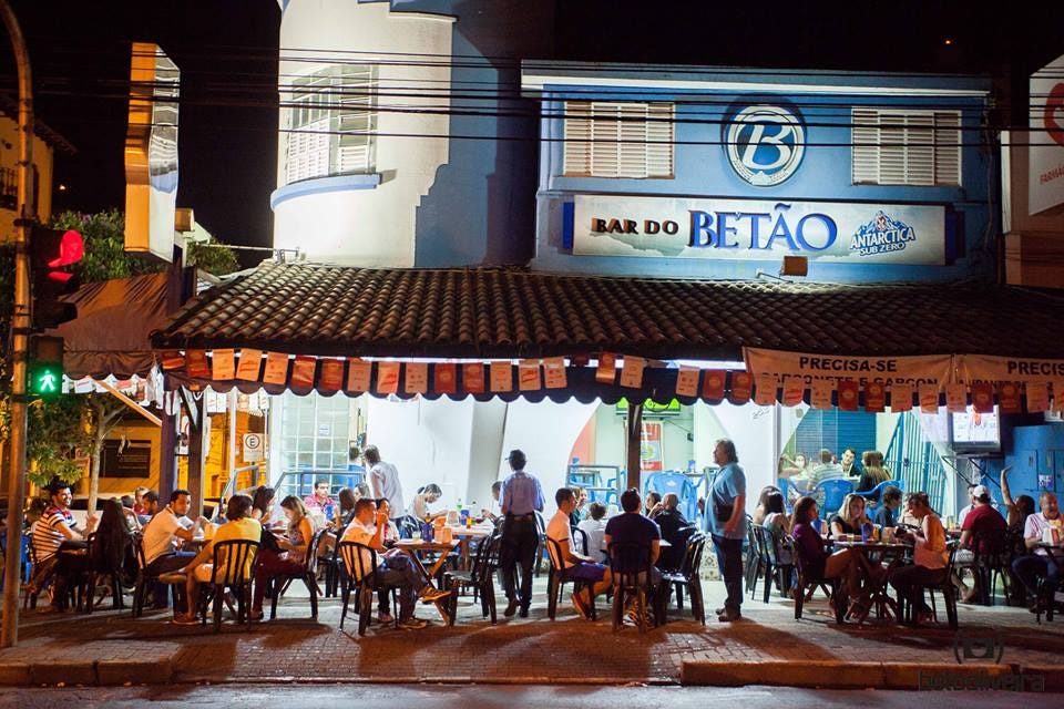 Cerveja gelada e comida boa Bares de Uberlândia que respeitam a