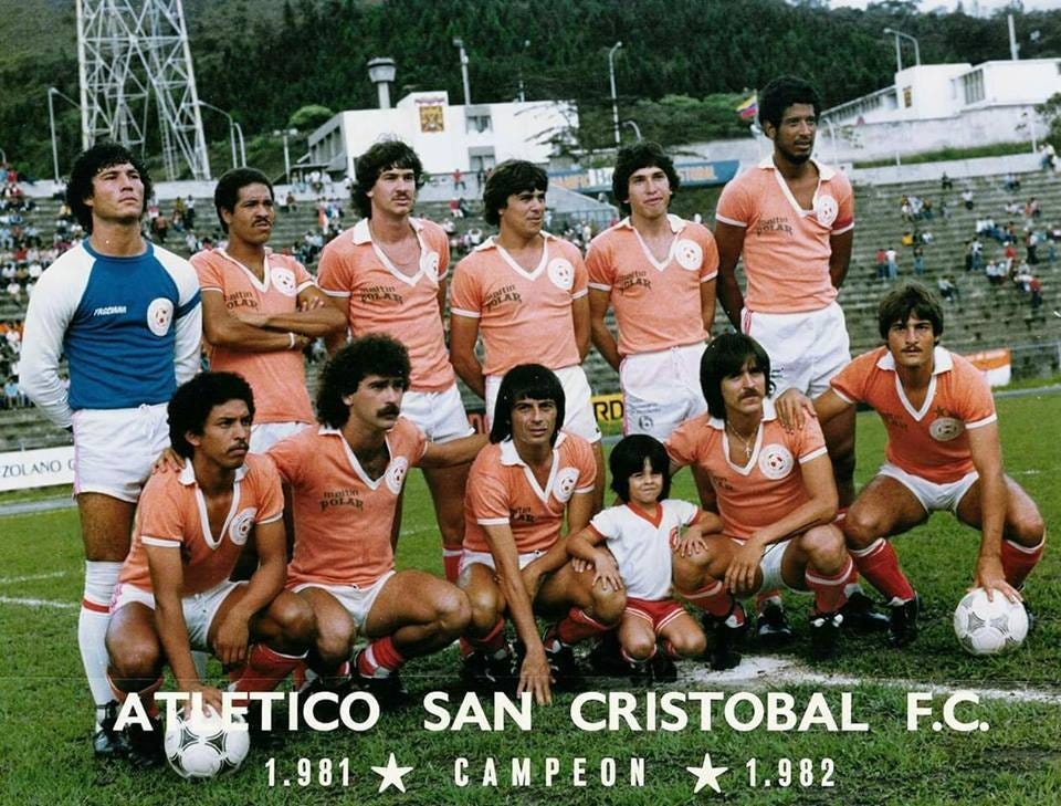 Carlos Maldonado, de pie, quinto en el orden de izquierda a derecha, jugando para Atlético San Cristóbal. Foto cortesía portal Venezuela Fútbol.
