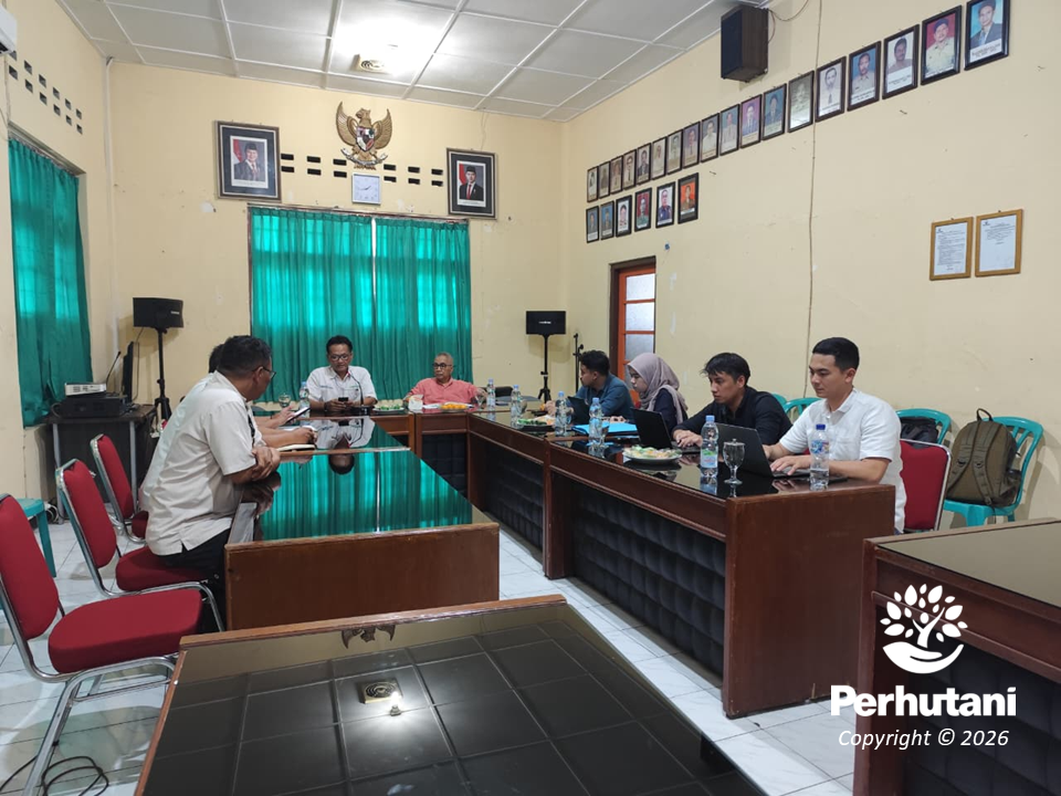 Perhutani KPH Banyumas Timur Dampingi Tim Riset Penyusunan Model Kompensasi Air dari Universitas…