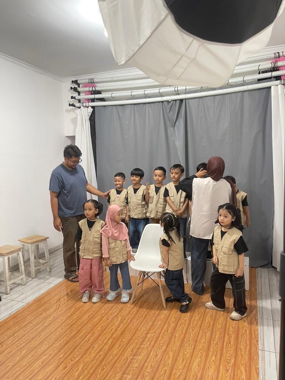 Dekonstruksi Studio Foto Mandiri: Bagaimana Snugpie Studio Menangkap Otentisitas Memori Kelulusan